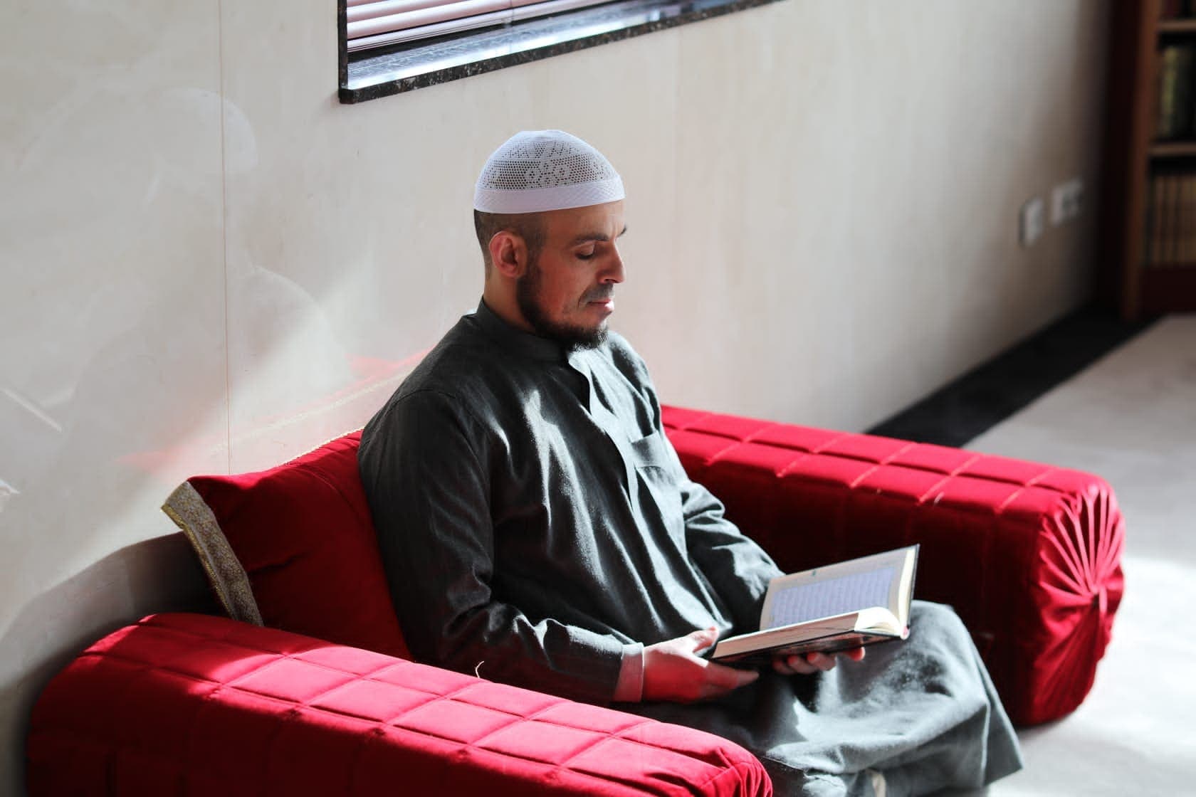 Een student leest in de Koran